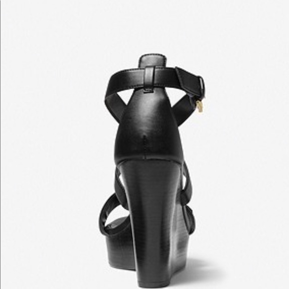 MICHAEL KORKS CARMEN FAUX LEATHER WEDGE BLACK SANDALS - Picture 4 of 5